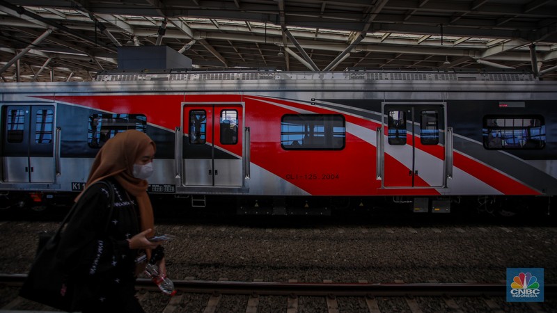 Rangkaian kereta rel listrik (KRL) baru seri Commuter Line Indonesia (CLI)-125 memasuk peron di Stasiun Manggarai, Jakarta, Selasa (3/6/2025). Rangkaian kereta rel listrik (KRL) baru seri Commuter Line Indonesia (CLI)-125 memasuk peron di Stasiun Manggarai, Jakarta, Selasa (3/6/2025). (CNBC Indonesia/Faisal Rahman)