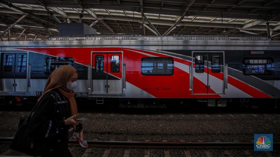 Rangkaian kereta rel listrik (KRL) baru seri Commuter Line Indonesia (CLI)-125 memasuk peron di Stasiun Manggarai, Jakarta, Selasa (3/6/2025). Rangkaian kereta rel listrik (KRL) baru seri Commuter Line Indonesia (CLI)-125 memasuk peron di Stasiun Manggarai, Jakarta, Selasa (3/6/2025). (CNBC Indonesia/Faisal Rahman)