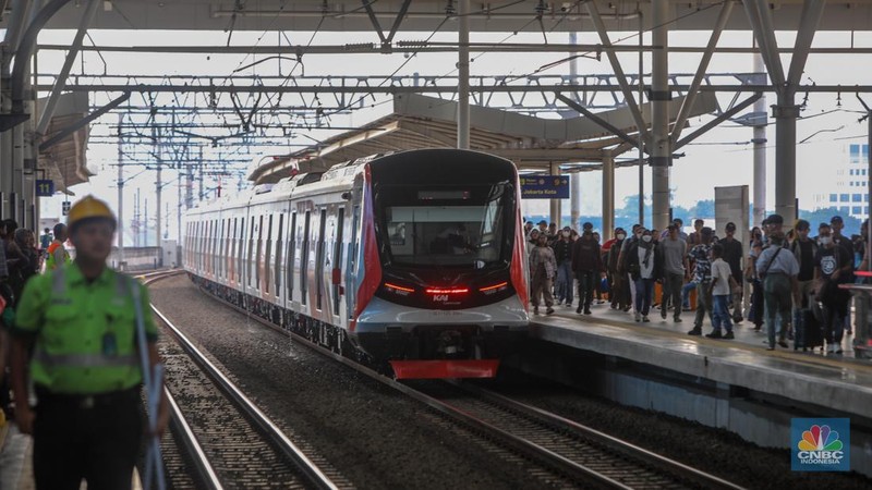Rangkaian kereta rel listrik (KRL) baru seri Commuter Line Indonesia (CLI)-125 memasuk peron di Stasiun Manggarai, Jakarta, Selasa (3/6/2025). (CNBC Indonesia/Faisal Rahman)