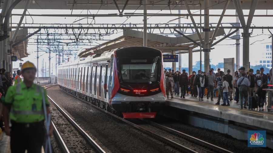 Rangkaian kereta rel listrik (KRL) baru seri Commuter Line Indonesia (CLI)-125 memasuk peron di Stasiun Manggarai, Jakarta, Selasa (3/6/2025). Rangkaian kereta rel listrik (KRL) baru seri Commuter Line Indonesia (CLI)-125 memasuk peron di Stasiun Manggarai, Jakarta, Selasa (3/6/2025). (CNBC Indonesia/Faisal Rahman)