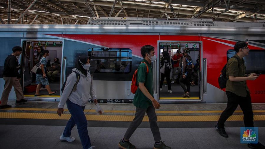 Rangkaian kereta rel listrik (KRL) baru seri Commuter Line Indonesia (CLI)-125 memasuk peron di Stasiun Manggarai, Jakarta, Selasa (3/6/2025). (CNBC Indonesia/Faisal Rahman)