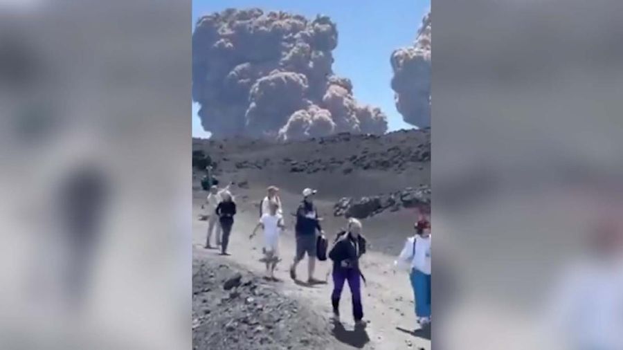 Gumpalan abu vulkanik mengepul dari Gunung Etna, terlihat dari Milo, Italia, 2 Juni 2025. Gumpalan abu vulkanik mengepul dari Gunung Etna, terlihat dari Milo, Italia, 2 Juni 2025. (REUTERS/Marco Restivo)
