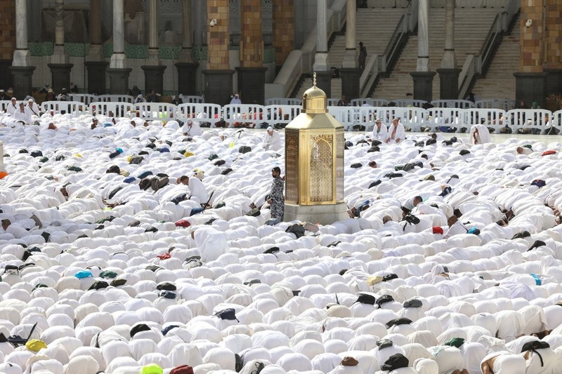 Umat Muslim berdoa di sekitar Ka'bah, tempat paling suci umat Islam, di kompleks Masjidil Haram di kota suci Mekkah pada tanggal 2 Juni 2025 menjelang ibadah haji tahunan. Umat Muslim berdoa di sekitar Ka'bah, tempat paling suci umat Islam, di kompleks Masjidil Haram di kota suci Mekkah pada tanggal 2 Juni 2025 menjelang ibadah haji tahunan. (Photo by AFP)