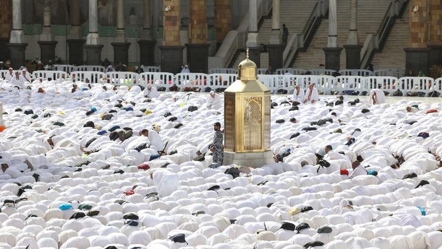 Umat Muslim berdoa di sekitar Ka'bah, tempat paling suci umat Islam, di kompleks Masjidil Haram di kota suci Mekkah pada tanggal 2 Juni 2025 menjelang ibadah haji tahunan. Umat Muslim berdoa di sekitar Ka'bah, tempat paling suci umat Islam, di kompleks Masjidil Haram di kota suci Mekkah pada tanggal 2 Juni 2025 menjelang ibadah haji tahunan. (Photo by AFP)