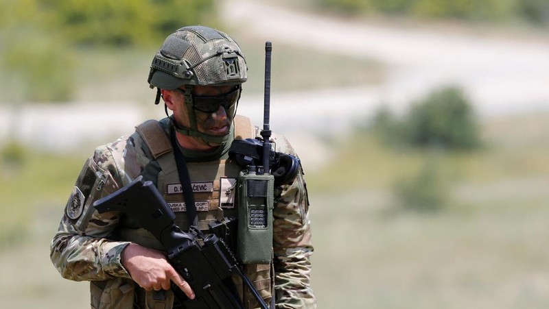 NATO mengadakan latihan militer 'Respon Segera' dengan negara tuan rumah Albania, Bulgaria, Kroasia, Yunani, Kosovo, Montenegro, dan Makedonia Utara, di pangkalan militer Krivolak, Makedonia Utara, 2 Juni 2025. (REUTERS/Ognen Teofilovski)