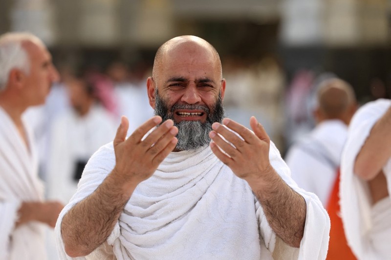 Umat ​​Muslim berdoa di sekitar Ka'bah, tempat paling suci umat Islam, di kompleks Masjidil Haram di kota suci Mekkah pada tanggal 2 Juni 2025 menjelang ibadah haji tahunan. (Photo by AFP)