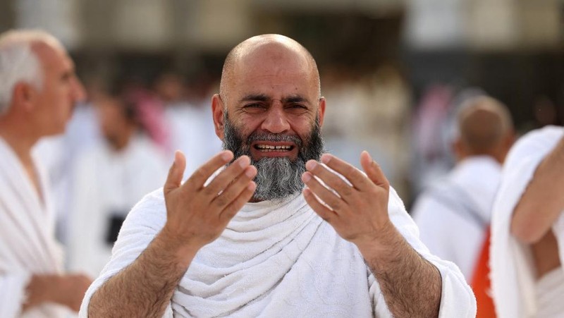 Umat ​​Muslim berdoa di sekitar Ka'bah, tempat paling suci umat Islam, di kompleks Masjidil Haram di kota suci Mekkah pada tanggal 2 Juni 2025 menjelang ibadah haji tahunan. (Photo by AFP)