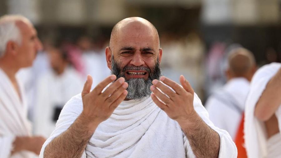 Umat Muslim berdoa di sekitar Ka'bah, tempat paling suci umat Islam, di kompleks Masjidil Haram di kota suci Mekkah pada tanggal 2 Juni 2025 menjelang ibadah haji tahunan. Umat Muslim berdoa di sekitar Ka'bah, tempat paling suci umat Islam, di kompleks Masjidil Haram di kota suci Mekkah pada tanggal 2 Juni 2025 menjelang ibadah haji tahunan. (Photo by AFP)