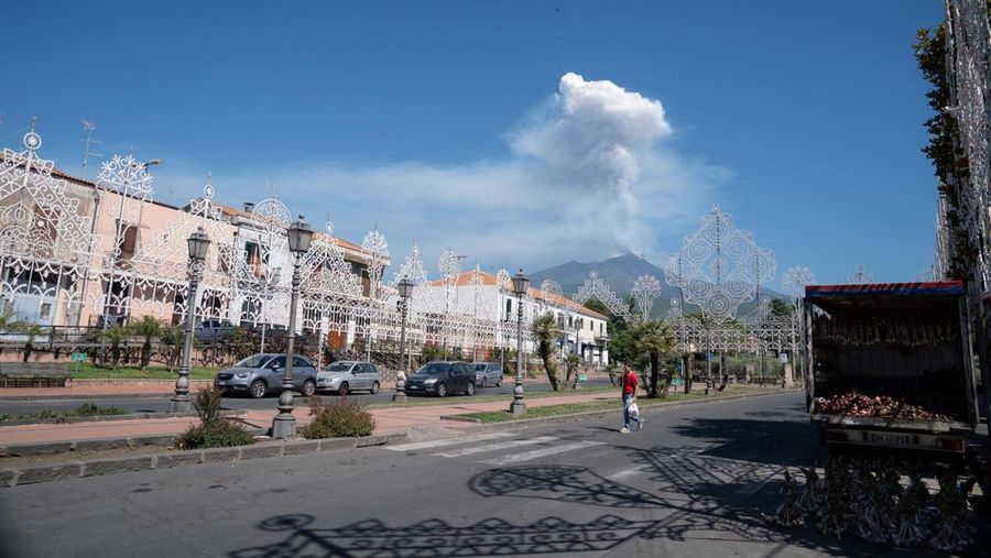 Gumpalan abu vulkanik mengepul dari Gunung Etna, terlihat dari Milo, Italia, 2 Juni 2025. (REUTERS/Marco Restivo)