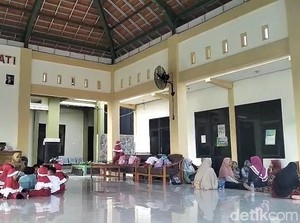 Siswa TK Ngungsi di Balai Desa Sukowati Dampak Bau Busuk Pabrik Tembakau