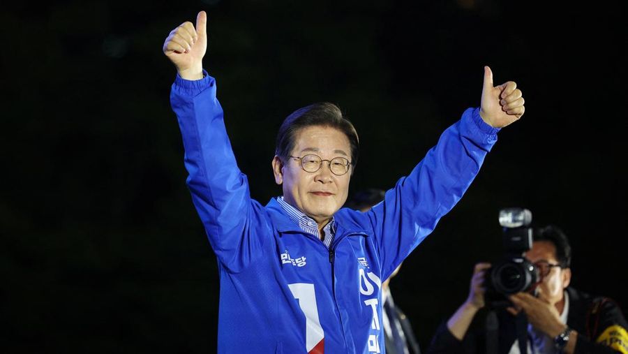 Lee Jae-myung, the presidential candidate of South Korea's Democratic Party, gestures during an election campaign rally in Seoul, South Korea, June 2, 2025.   REUTERS/Kim Hong-Ji