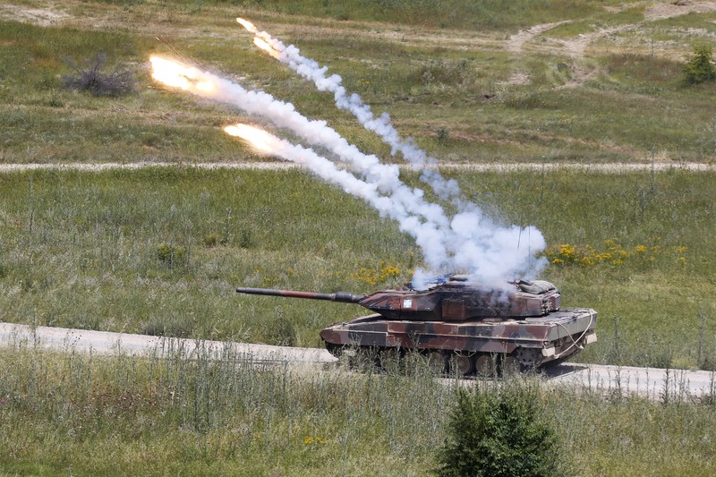 NATO mengadakan latihan militer 'Respon Segera' dengan negara tuan rumah Albania, Bulgaria, Kroasia, Yunani, Kosovo, Montenegro, dan Makedonia Utara, di pangkalan militer Krivolak, Makedonia Utara, 2 Juni 2025. (REUTERS/Ognen Teofilovski)