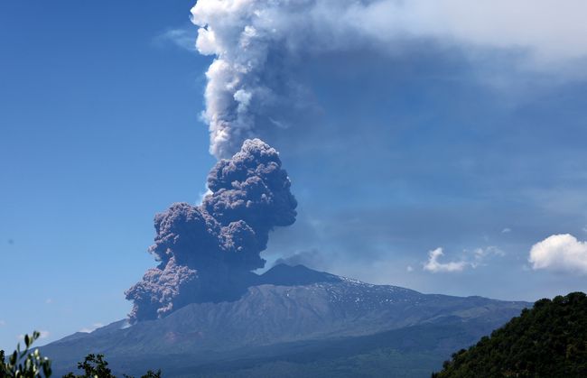 Gunung Etna di Italia Meletus, Wisatawan Berlarian