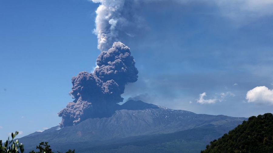 Gumpalan abu vulkanik mengepul dari Gunung Etna, terlihat dari Milo, Italia, 2 Juni 2025. (REUTERS/Marco Restivo)