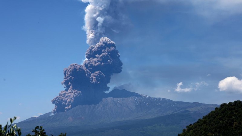 Gumpalan abu vulkanik mengepul dari Gunung Etna, terlihat dari Milo, Italia, 2 Juni 2025. (REUTERS/Marco Restivo)