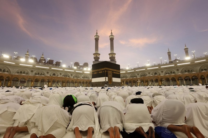 Umat ​​Muslim berdoa di sekitar Ka'bah, tempat paling suci umat Islam, di kompleks Masjidil Haram di kota suci Mekkah pada tanggal 2 Juni 2025 menjelang ibadah haji tahunan. (Photo by AFP)
