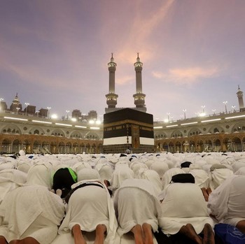 Potret Merinding Jutaan Jemaah Haji Sujud & Nangis di Depan Ka'bah