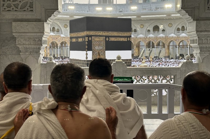 Umat ​​Muslim berdoa di sekitar Ka'bah, tempat paling suci umat Islam, di kompleks Masjidil Haram di kota suci Mekkah pada tanggal 2 Juni 2025 menjelang ibadah haji tahunan. (Photo by AFP)