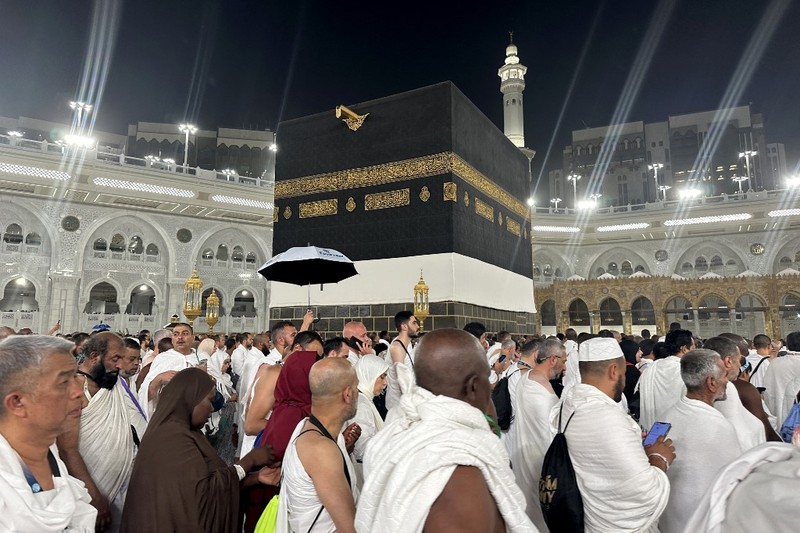 Umat ​​Muslim berdoa di sekitar Ka'bah, tempat paling suci umat Islam, di kompleks Masjidil Haram di kota suci Mekkah pada tanggal 2 Juni 2025 menjelang ibadah haji tahunan. (Photo by AFP)