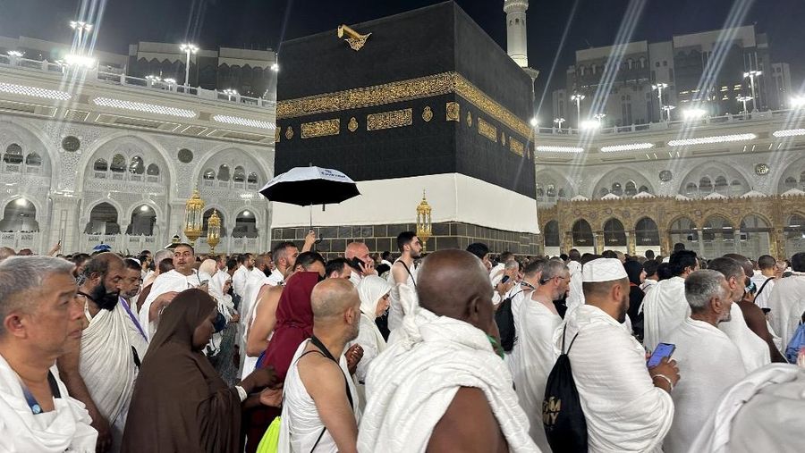Umat ​​Muslim berdoa di sekitar Ka'bah, tempat paling suci umat Islam, di kompleks Masjidil Haram di kota suci Mekkah pada tanggal 2 Juni 2025 menjelang ibadah haji tahunan. (Photo by AFP)