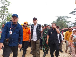 Wamensos Serahkan Bantuan untuk Korban Longsor Gunung Kuda Cirebon