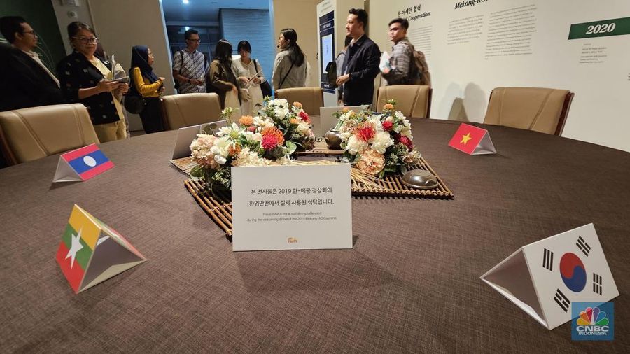 ASEAN Culture House (ACH) di Busan menyelenggarakan berbagai pameran permanen dan khusus untuk menyoroti sejarah, masyarakat, dan budaya dari 10 negara ASEAN, termasuk Indonesia. (CNBC Indonesia/Thea Fathanah Arbar) ASEAN Culture House (ACH) di Busan menyelenggarakan berbagai pameran permanen dan khusus untuk menyoroti sejarah, masyarakat, dan budaya dari 10 negara ASEAN, termasuk Indonesia. (CNBC Indonesia/Thea Fathanah Arbar)