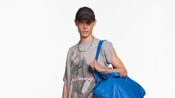 Balenciaga Gandeng Britney Spears, Kaus Kolaborasi Dijual Rp 17 Juta
