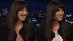 Dakota Johnson Pakai Tisu Tutupi Dada Gegara Wardrobe Malfunction