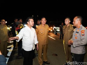 Emil Dardak Tinjau Jalan Gresik-Lamongan usai Dapat Laporan Warga