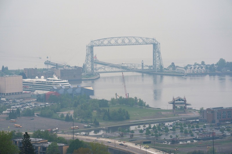 Kabut asap dari kebakaran hutan Kanada menyebabkan kualitas udara buruk di Duluth, Minnesota, AS, 3 Juni 2025. (REUTERS/Erica Dischino)