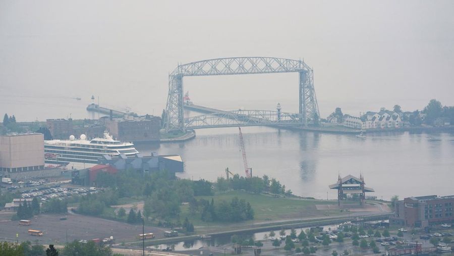 Kabut asap dari kebakaran hutan Kanada menyebabkan kualitas udara buruk di Duluth, Minnesota, AS, 3 Juni 2025. Kabut asap dari kebakaran hutan Kanada menyebabkan kualitas udara buruk di Duluth, Minnesota, AS, 3 Juni 2025. (REUTERS/Erica Dischino)