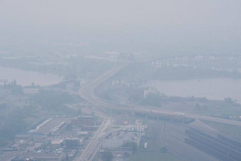 Kabut asap dari kebakaran hutan Kanada menyebabkan kualitas udara buruk di Duluth, Minnesota, AS, 3 Juni 2025. (REUTERS/Erica Dischino)