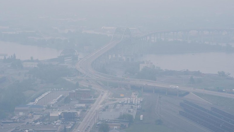 Kabut asap dari kebakaran hutan Kanada menyebabkan kualitas udara buruk di Duluth, Minnesota, AS, 3 Juni 2025. (REUTERS/Erica Dischino)