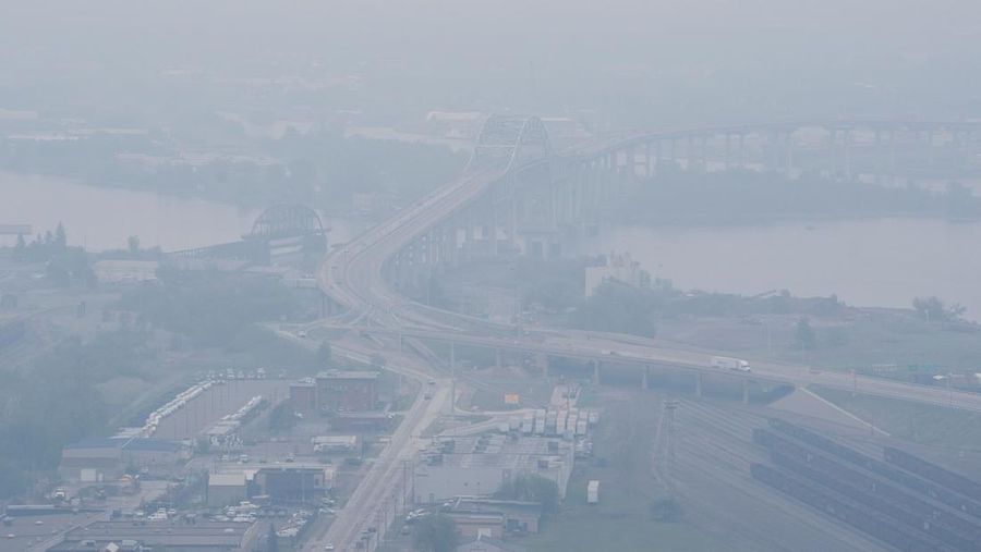 Kabut asap dari kebakaran hutan Kanada menyebabkan kualitas udara buruk di Duluth, Minnesota, AS, 3 Juni 2025. Kabut asap dari kebakaran hutan Kanada menyebabkan kualitas udara buruk di Duluth, Minnesota, AS, 3 Juni 2025. (REUTERS/Erica Dischino)