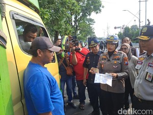 Tiga Sopir Truk ODOL di Jombang Dititipi Surat Cinta Buat Bos Mereka