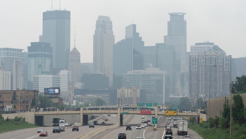 Kabut asap dari kebakaran hutan Kanada menyebabkan kualitas udara buruk di Duluth, Minnesota, AS, 3 Juni 2025. (REUTERS/Erica Dischino)