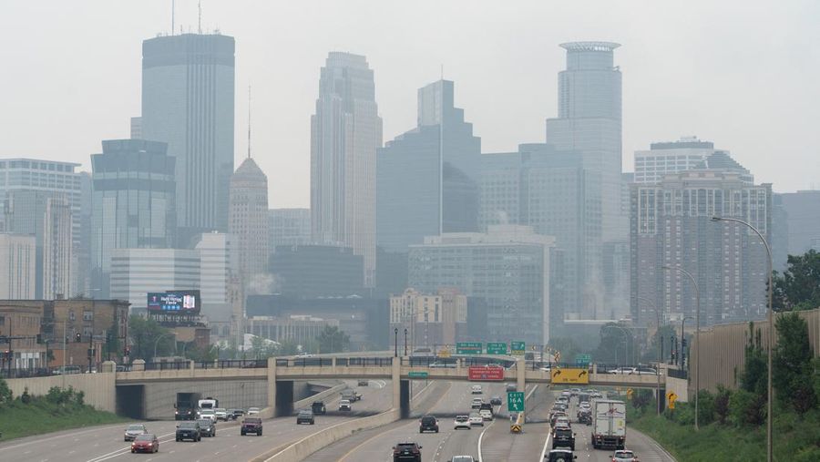 Kabut asap dari kebakaran hutan Kanada menyebabkan kualitas udara buruk di Duluth, Minnesota, AS, 3 Juni 2025. Kabut asap dari kebakaran hutan Kanada menyebabkan kualitas udara buruk di Duluth, Minnesota, AS, 3 Juni 2025. (REUTERS/Erica Dischino)