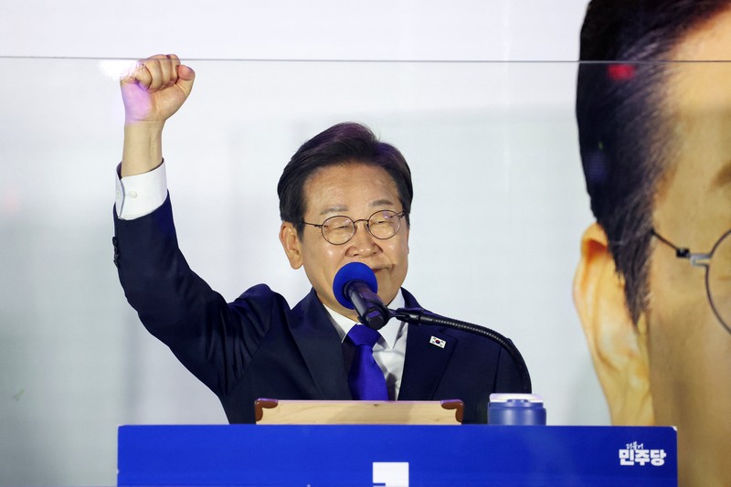Lee Jae-myung, kandidat presiden dari Partai Demokrat Korea Selatan, dan istrinya Kim Hye-kyung memberi isyarat, di depan Majelis Nasional di Seoul, Korea Selatan, 4 Juni 2025. Lee Jae-myung, kandidat presiden dari Partai Demokrat Korea Selatan, dan istrinya Kim Hye-kyung memberi isyarat, di depan Majelis Nasional di Seoul, Korea Selatan, 4 Juni 2025. (REUTERS/Kim Hong-Ji)