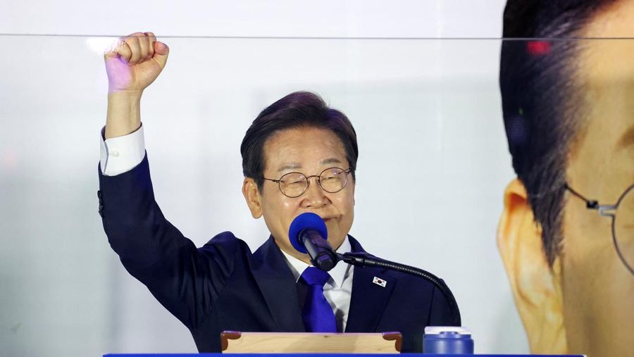 Lee Jae-myung, kandidat presiden dari Partai Demokrat Korea Selatan, dan istrinya Kim Hye-kyung memberi isyarat, di depan Majelis Nasional di Seoul, Korea Selatan, 4 Juni 2025. Lee Jae-myung, kandidat presiden dari Partai Demokrat Korea Selatan, dan istrinya Kim Hye-kyung memberi isyarat, di depan Majelis Nasional di Seoul, Korea Selatan, 4 Juni 2025. (REUTERS/Kim Hong-Ji)