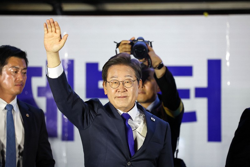 Lee Jae-myung, kandidat presiden dari Partai Demokrat Korea Selatan, dan istrinya Kim Hye-kyung memberi isyarat, di depan Majelis Nasional di Seoul, Korea Selatan, 4 Juni 2025. Lee Jae-myung, kandidat presiden dari Partai Demokrat Korea Selatan, dan istrinya Kim Hye-kyung memberi isyarat, di depan Majelis Nasional di Seoul, Korea Selatan, 4 Juni 2025. (REUTERS/Kim Hong-Ji)