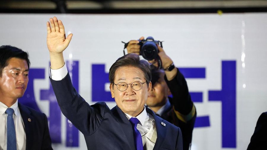 Lee Jae-myung, kandidat presiden dari Partai Demokrat Korea Selatan, dan istrinya Kim Hye-kyung memberi isyarat, di depan Majelis Nasional di Seoul, Korea Selatan, 4 Juni 2025. Lee Jae-myung, kandidat presiden dari Partai Demokrat Korea Selatan, dan istrinya Kim Hye-kyung memberi isyarat, di depan Majelis Nasional di Seoul, Korea Selatan, 4 Juni 2025. (REUTERS/Kim Hong-Ji)
