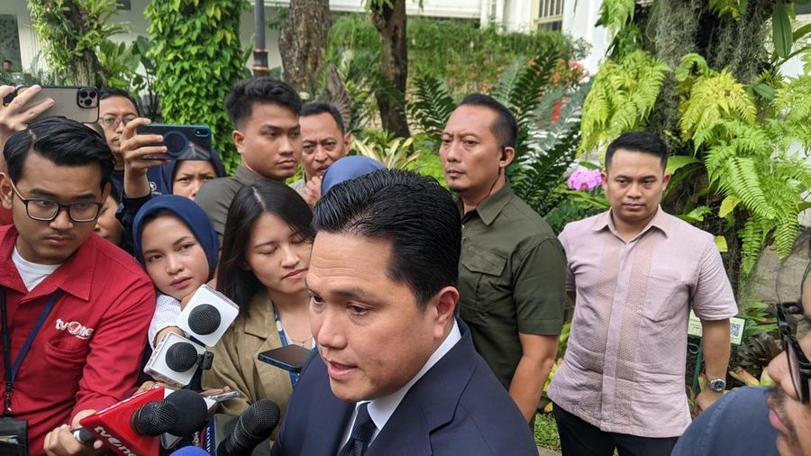 Menteri Badan Usaha Milik Negara (BUMN) Erick Thohir menyampaikan hasil rapat dengan Presiden Prabowo Subianto mengenai implementasi 5 paket insentif di Istana Negara, Rabu (4/6/2025). (Dok. Emir Yanwardhana)