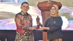 Fadli Zon Terima Anugerah Praba Nawasena Budaya dari PUI Javanologi UNS
