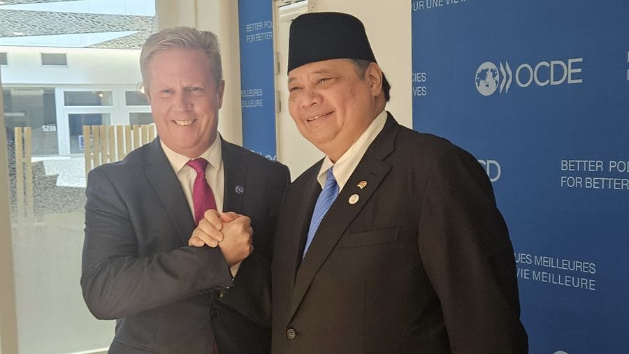Menteri Koordinator Bidang Perekonomian RI Airlangga Hartarto melakukan pertemuan bilateral dengan Menteri Perdagangan Selandia Baru Todd McClay di sela-sela Pertemuan Tingkat Menteri (PTM) Dewan OECD di Paris, Prancis, pada Rabu (4/06). (Dok Kemenko)
