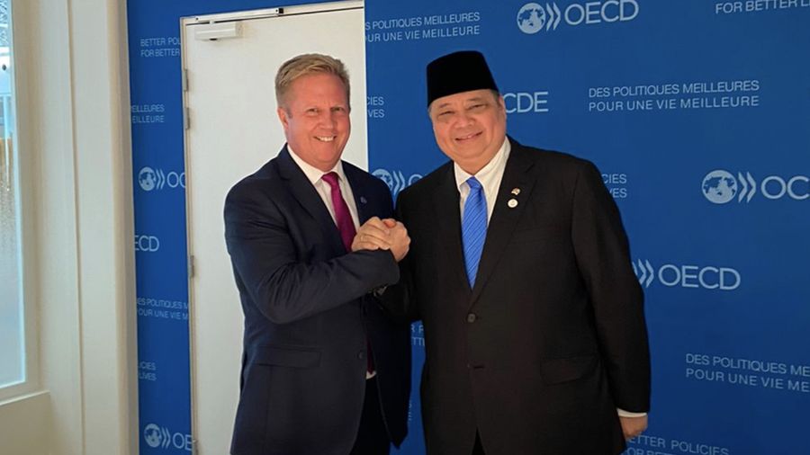 Menteri Koordinator Bidang Perekonomian RI Airlangga Hartarto melakukan pertemuan bilateral dengan Menteri Perdagangan Selandia Baru Todd McClay di sela-sela Pertemuan Tingkat Menteri (PTM) Dewan OECD di Paris, Prancis, pada Rabu (4/06). (Dok Kemenko)