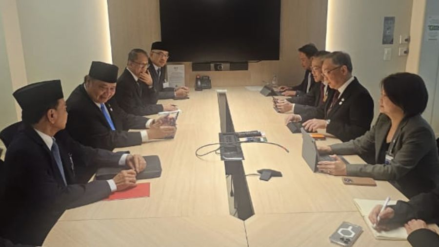 Menteri Koordinator Bidang Perekonomian RI Airlangga Hartarto melakukan pertemuan bilateral dengan Wakil Perdana Menteri merangkap Menteri Perdagangan dan Industri Singapura Gan Kim Yong. (Dok Kemenko)