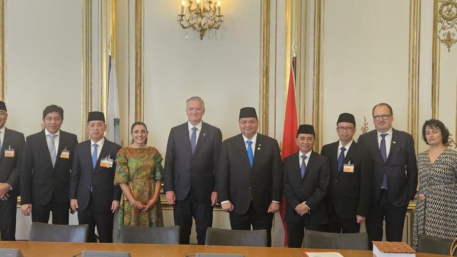 Menteri Koordinator Bidang Perekonomian RI Airlangga Hartarto telah secara resmi menyerahkan Initial Memorandum (IM) kepada Sekretaris Jenderal OECD Mathias Cormann dalam pertemuan bilateral disela-sela Pertemuan Tingkat Menteri (PTM) Dewan OECD 2025 yang berlangsung di Paris, Prancis, Selasa (3/6/2025).