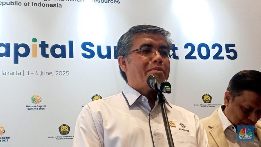 Menteri Tenaga Kerja Yassierli jawab pertanyaan wartawan usai menghadiri acara Human Capital Summit 2025 oleh ESDM di JICC, Senayan pada Rabu (4/6/2025). (CNBC Indonesia/Robertus Andrianto)
