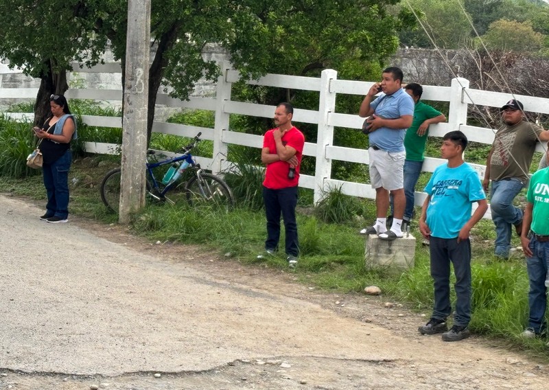 Pihak berwenang bekerja di area kecelakaan di mana beberapa orang meninggal saat bepergian dengan bus penumpang dari Monterrey ke Tampico, di Hualahuises, Meksiko, 3 Juni 2025. Pihak berwenang bekerja di area kecelakaan di mana beberapa orang meninggal saat bepergian dengan bus penumpang dari Monterrey ke Tampico, di Hualahuises, Meksiko, 3 Juni 2025. (REUTERS/Ray Elizalde)