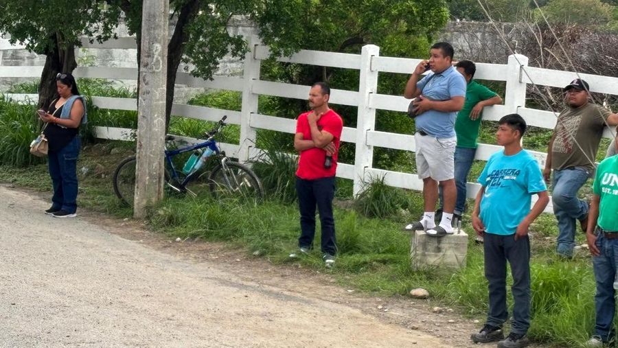 Pihak berwenang bekerja di area kecelakaan di mana beberapa orang meninggal saat bepergian dengan bus penumpang dari Monterrey ke Tampico, di Hualahuises, Meksiko, 3 Juni 2025. (REUTERS/Ray Elizalde)